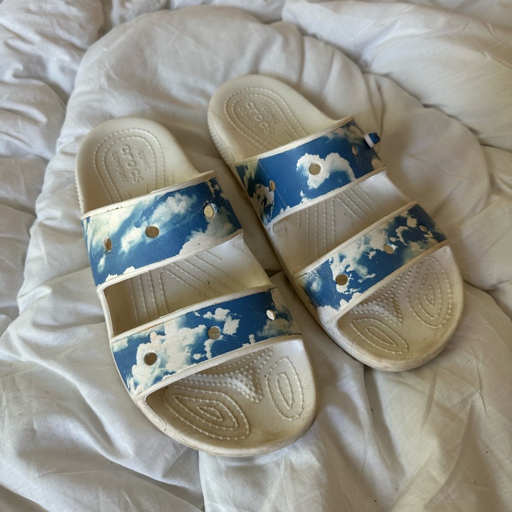 CROC SANDALS UNISEX CLOUDS, WHITE, BLUE M7/W9 SUMMER SHOES